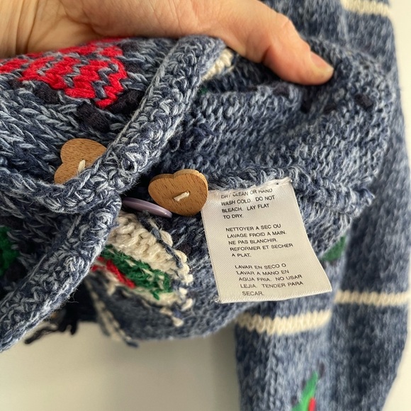 Adorable Eagle’s Eye Hand Knit Christmas Cardigan w/ Wooden Heart Buttons - M - Picture 5 of 6